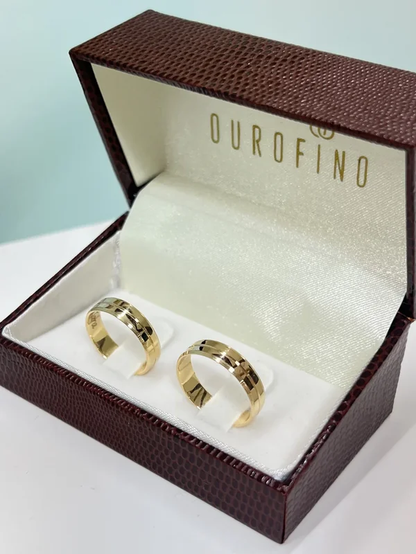 Alianças de casamento Ouro Fino em ouro 18k com acabamento elegante