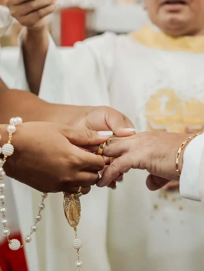 Casal cliente da Ouro Fino no dia do casamento com alianças em ouro 18k