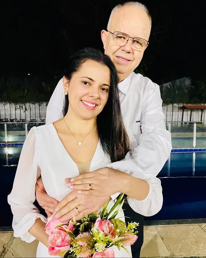 Casal com alianças de ouro 18k fabricadas pela Ouro Fino